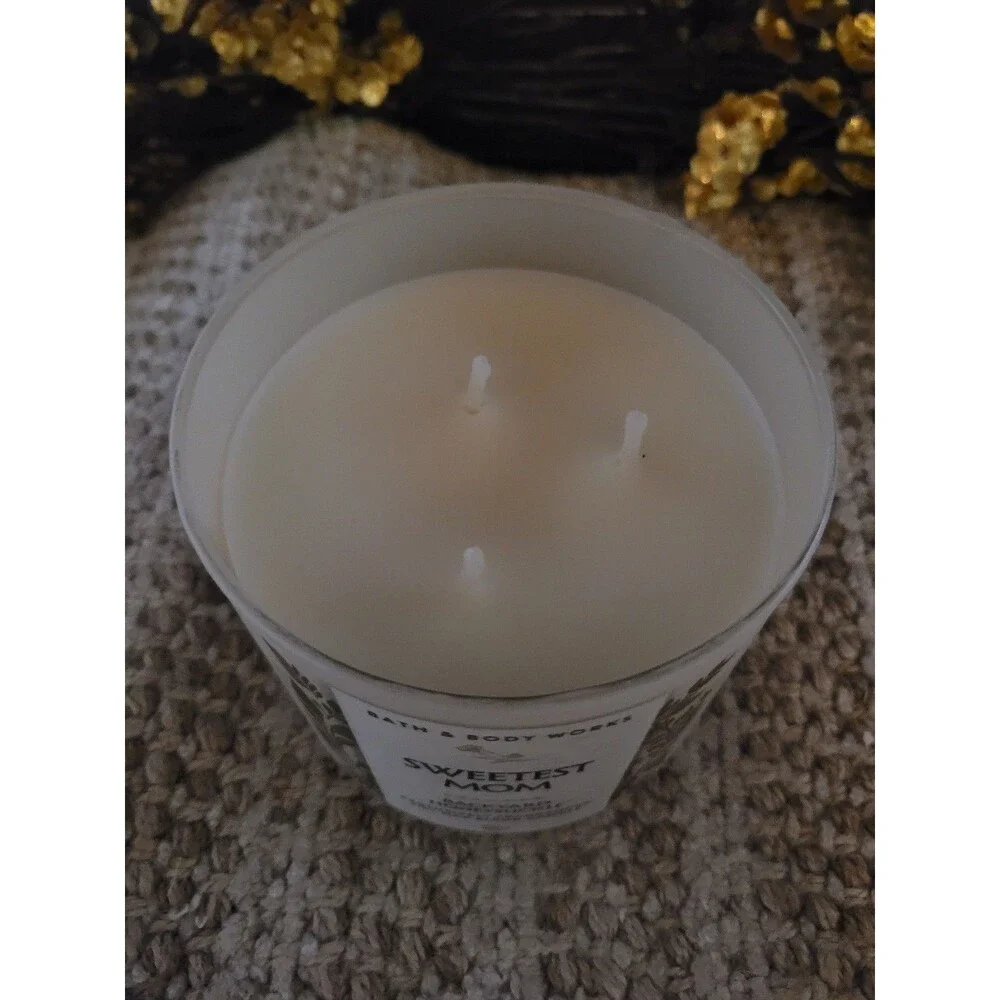 Bath & Body Works Sweetest Mom Backyard Honeysuckle 3-wick Candle